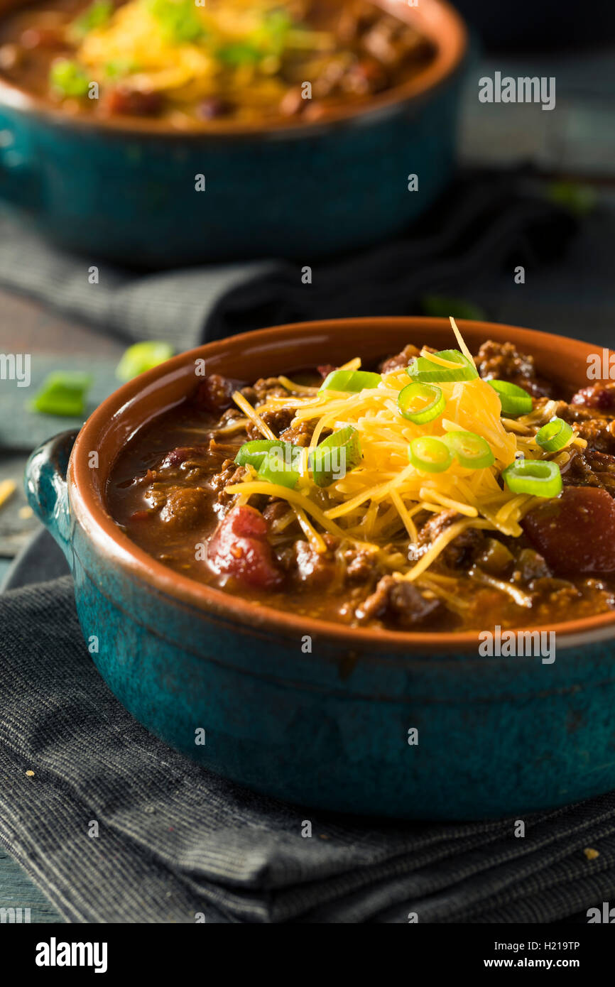 Hausgemachte Rindfleisch Chili Con Carne mit Käse und Zwiebeln Stockfoto