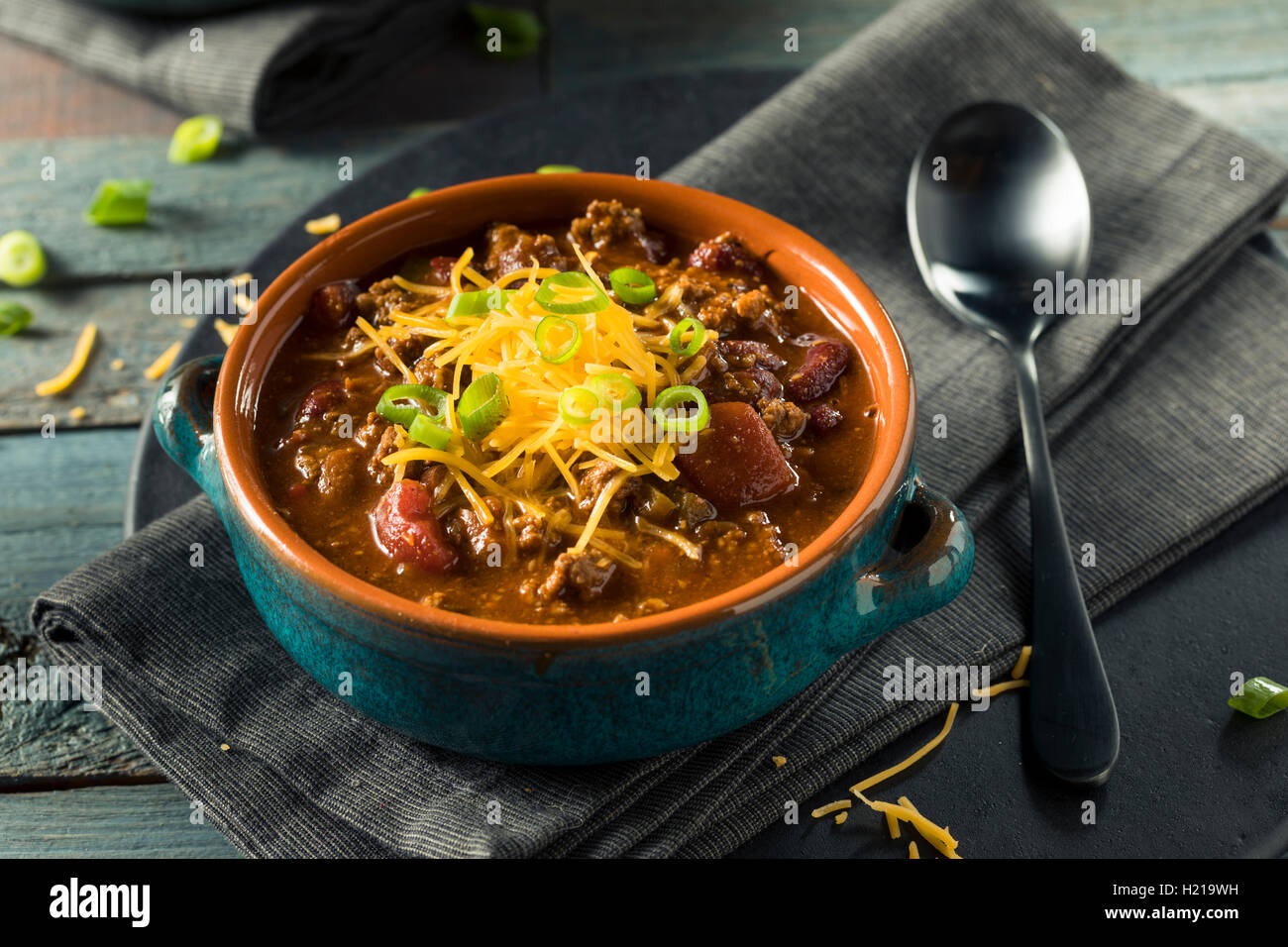 Hausgemachte Rindfleisch Chili Con Carne mit Käse und Zwiebeln Stockfoto