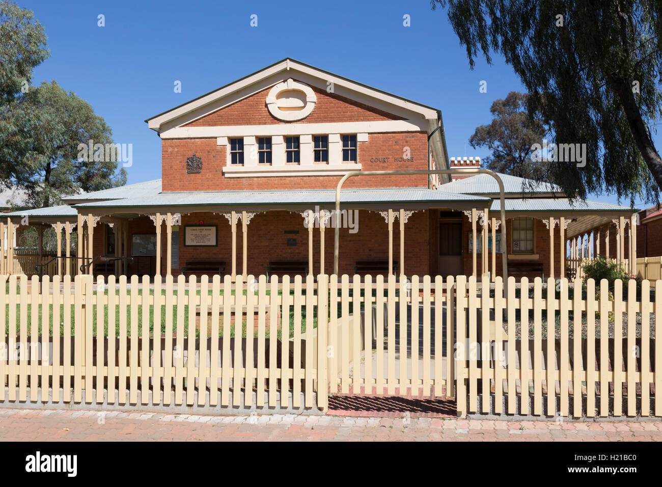 Cobar Court House (1887) in Barton Street ist ein schönes Beispiel eines späten viktorianischen kostenlos klassischen Stil öffentlichen Gebäudes Stockfoto