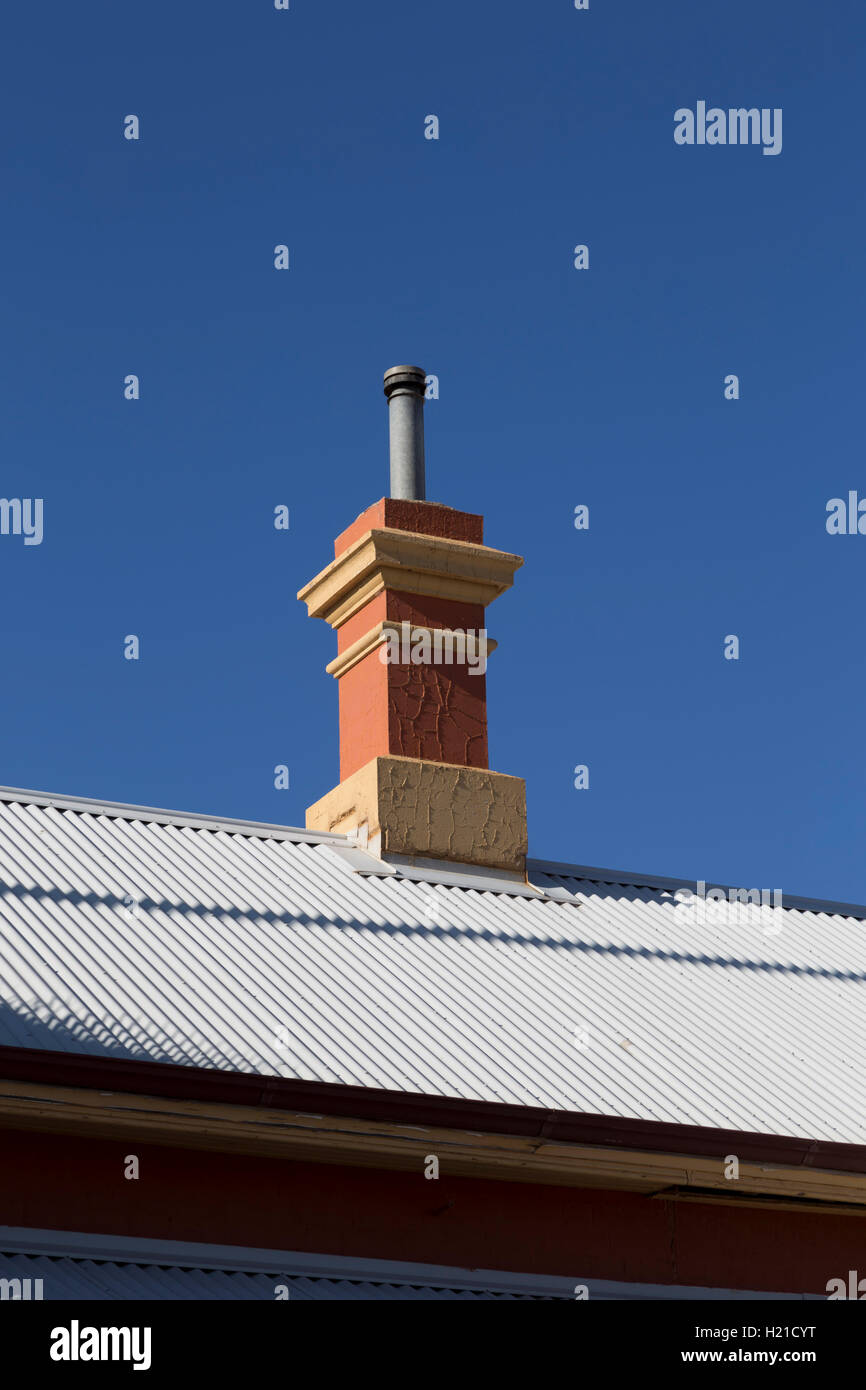 Detail des Schornsteins auf Wellblech-Dach von der historischen Cobar Railway Station Cobar New South Wales Australia Stockfoto