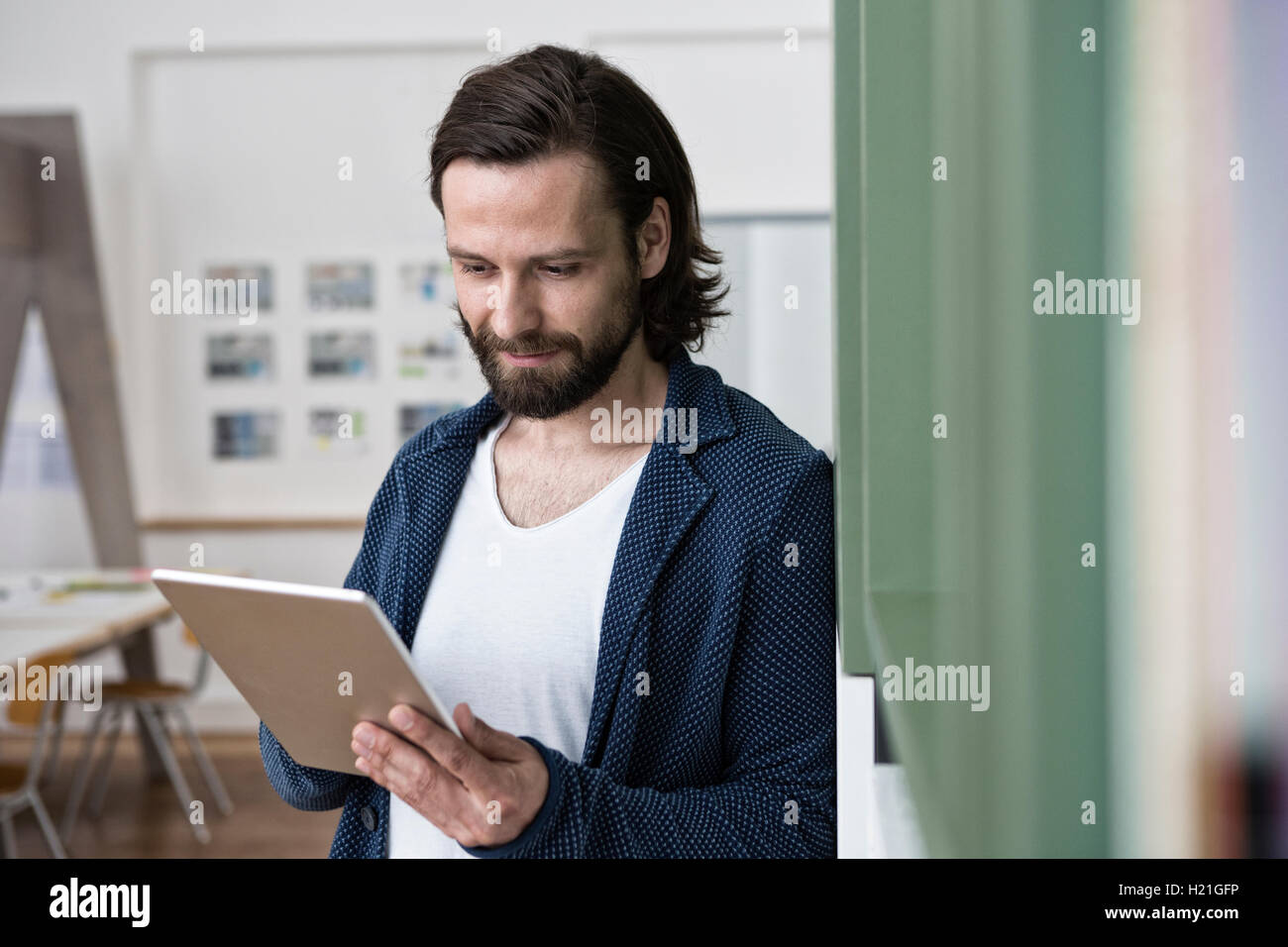 Mann mit digital-Tablette in office Stockfoto