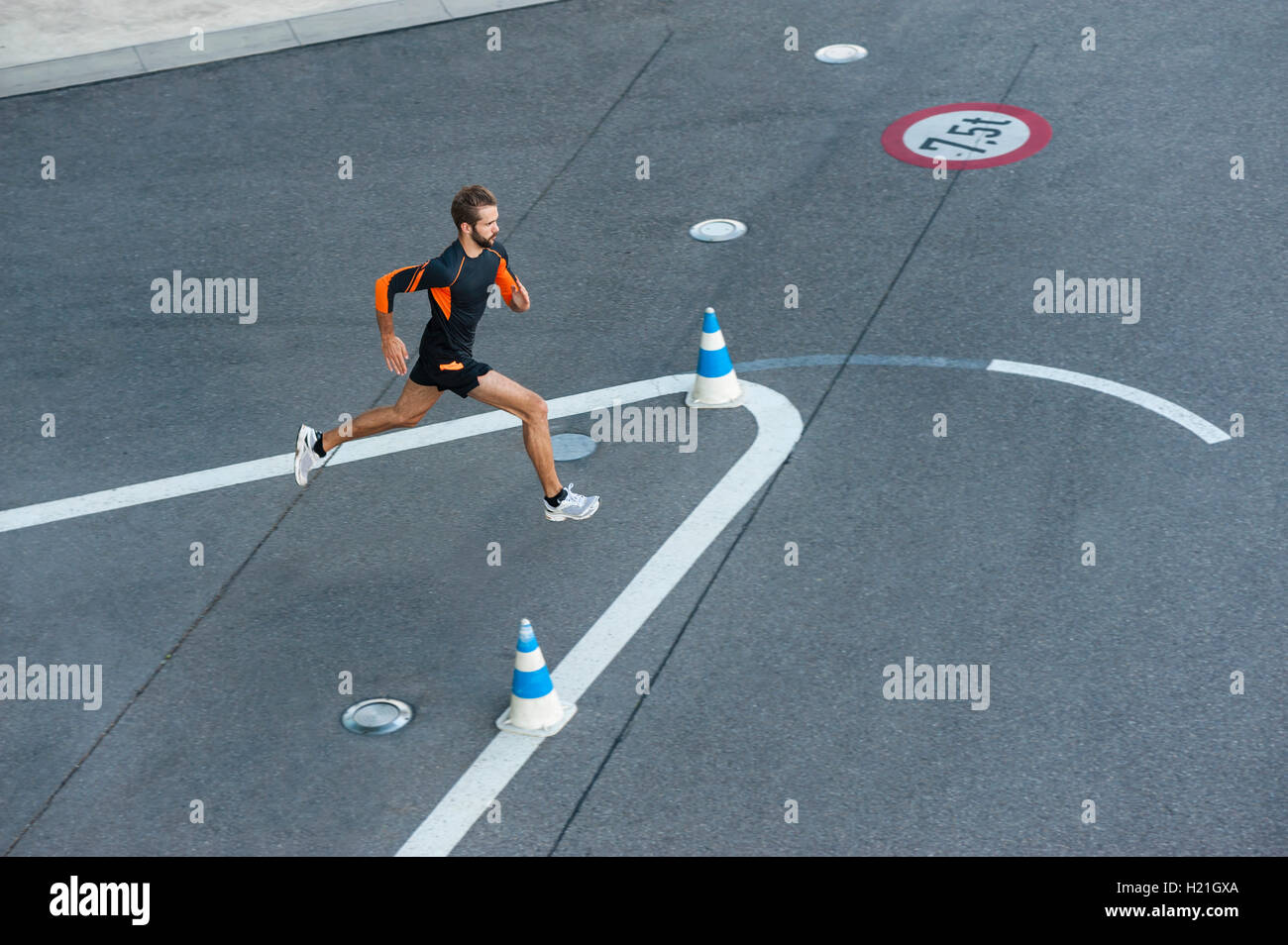 Mann läuft auf der Straße mit Markierungen Stockfoto
