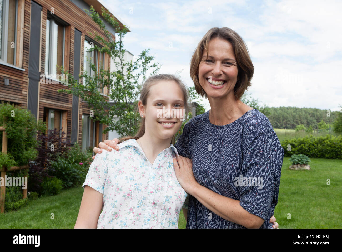Porträt der glückliche Mutter mit Tochter im Garten Stockfoto