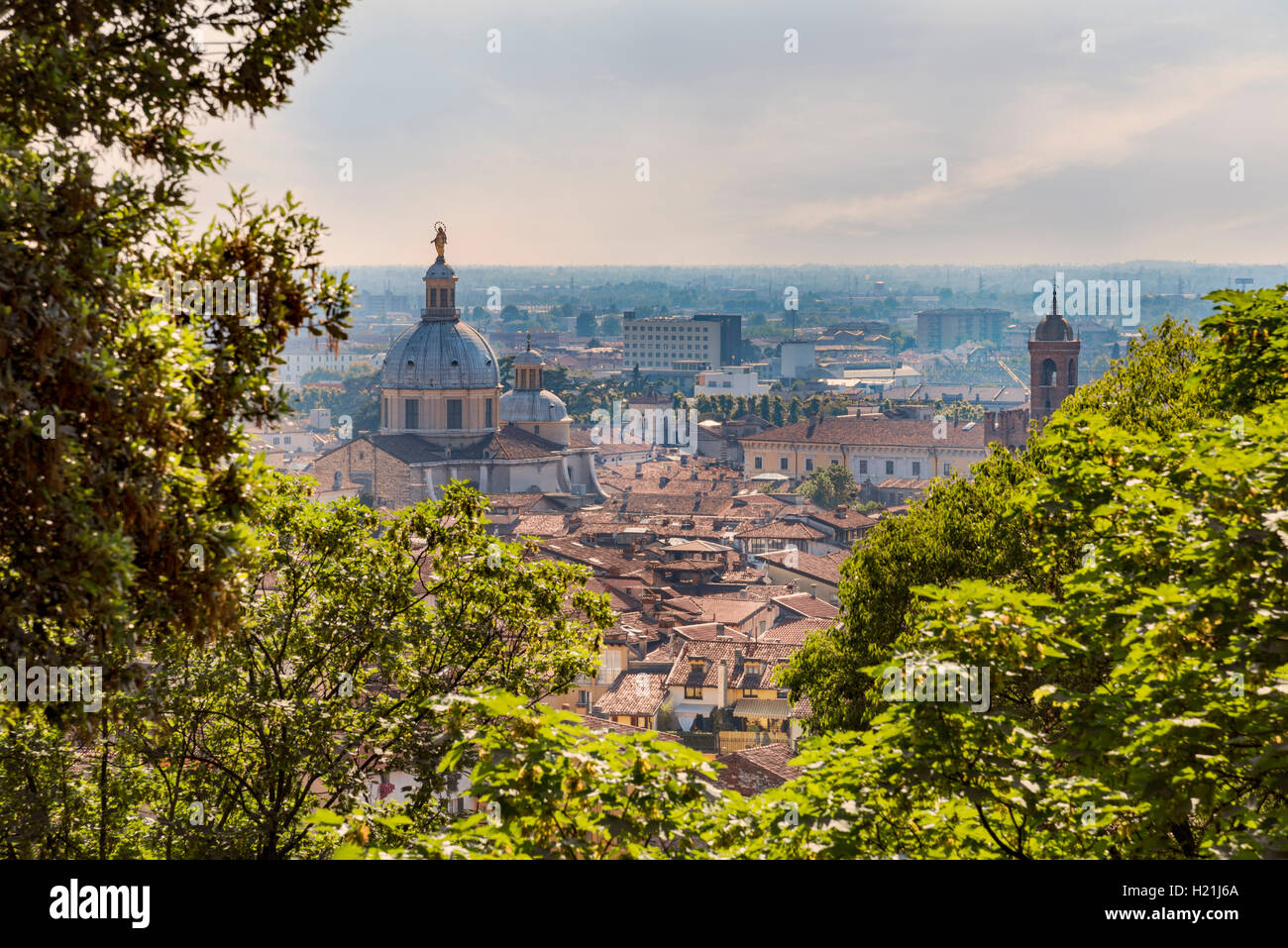 Italien, Brescia, Blick auf die Stadt und die Kuppel der neuen Kathedrale vom Colle Cidneo Stockfoto