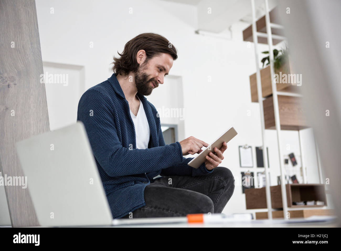 Mann mit digital-Tablette in office Stockfoto