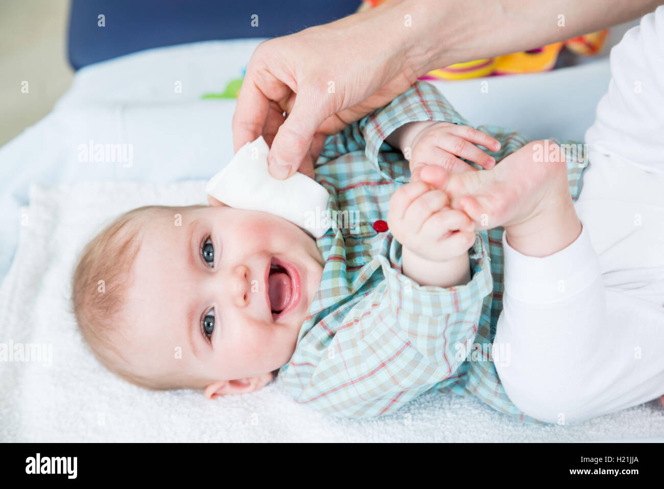 Tücher verwenden für ein 6 Monate altes Babymädchen waschen. Stockfoto