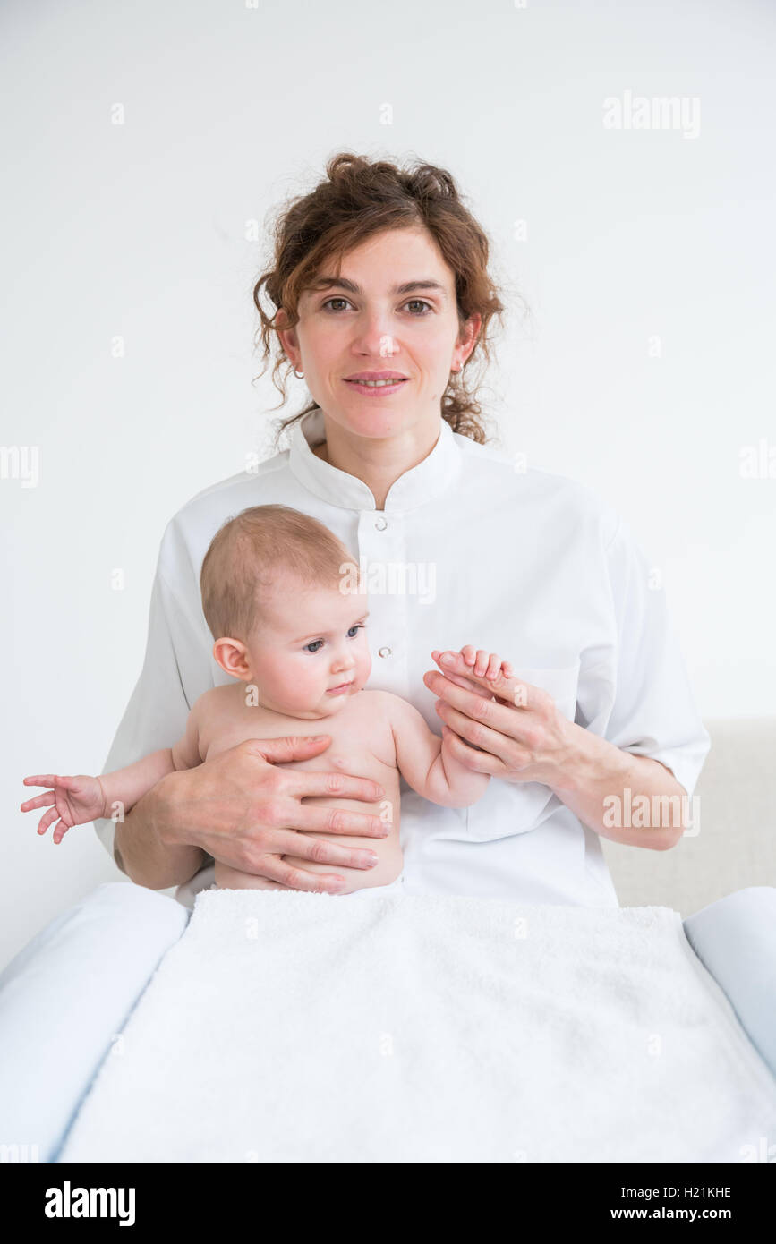 Arzt und 6 Monate alten Baby Mädchen mit einem Arzt. Stockfoto