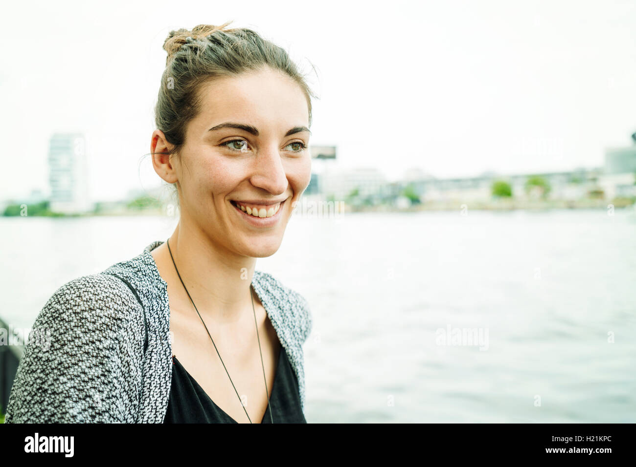Porträt von lächelnden jungen vor Fluss Stockfoto