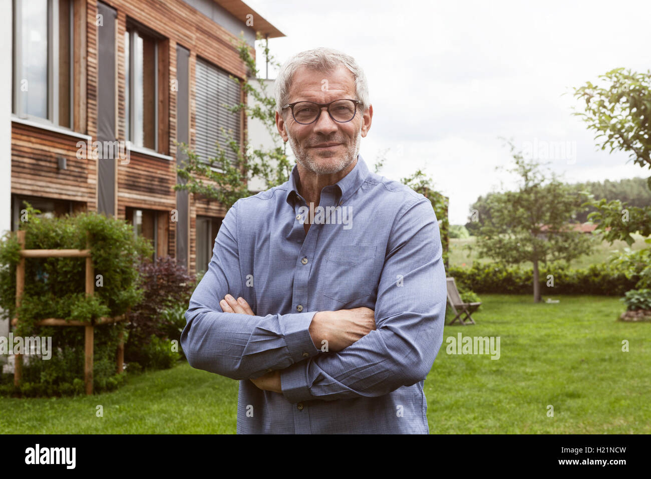Porträt von zuversichtlich reifer Mann im Garten Stockfoto