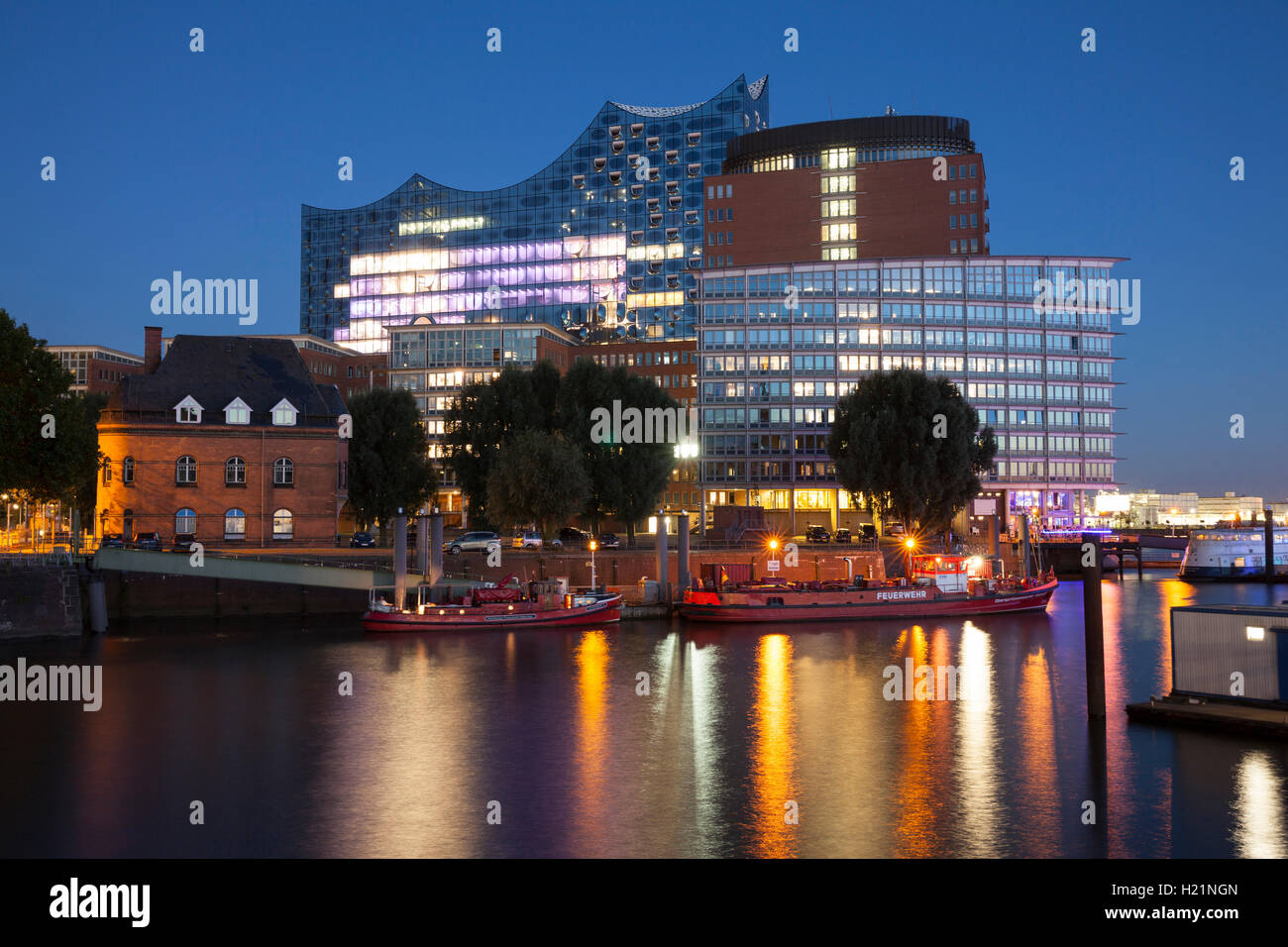 Deutschland, Hamburg, Blick auf die Elbphilharmonie und Kehrwiderspitze in Hafencity Stockfoto