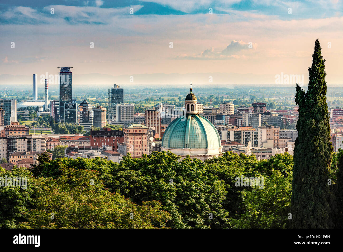 Italien, Brescia, Blick auf die Stadt und die Kuppel der neuen Kathedrale vom Colle Cidneo Stockfoto