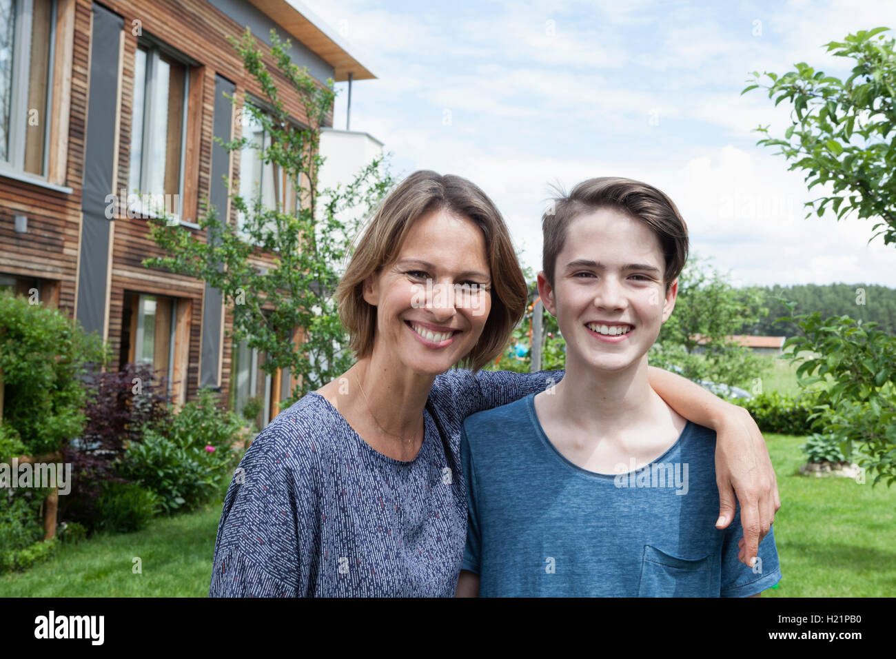 Porträt der stolze Mutter mit Sohn im Garten Stockfoto