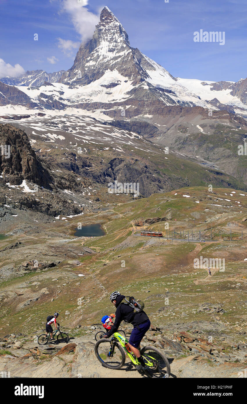 Blick auf Matterhorn und Radfahrer genießen die Herausforderung auf Bergwegen Stockfoto