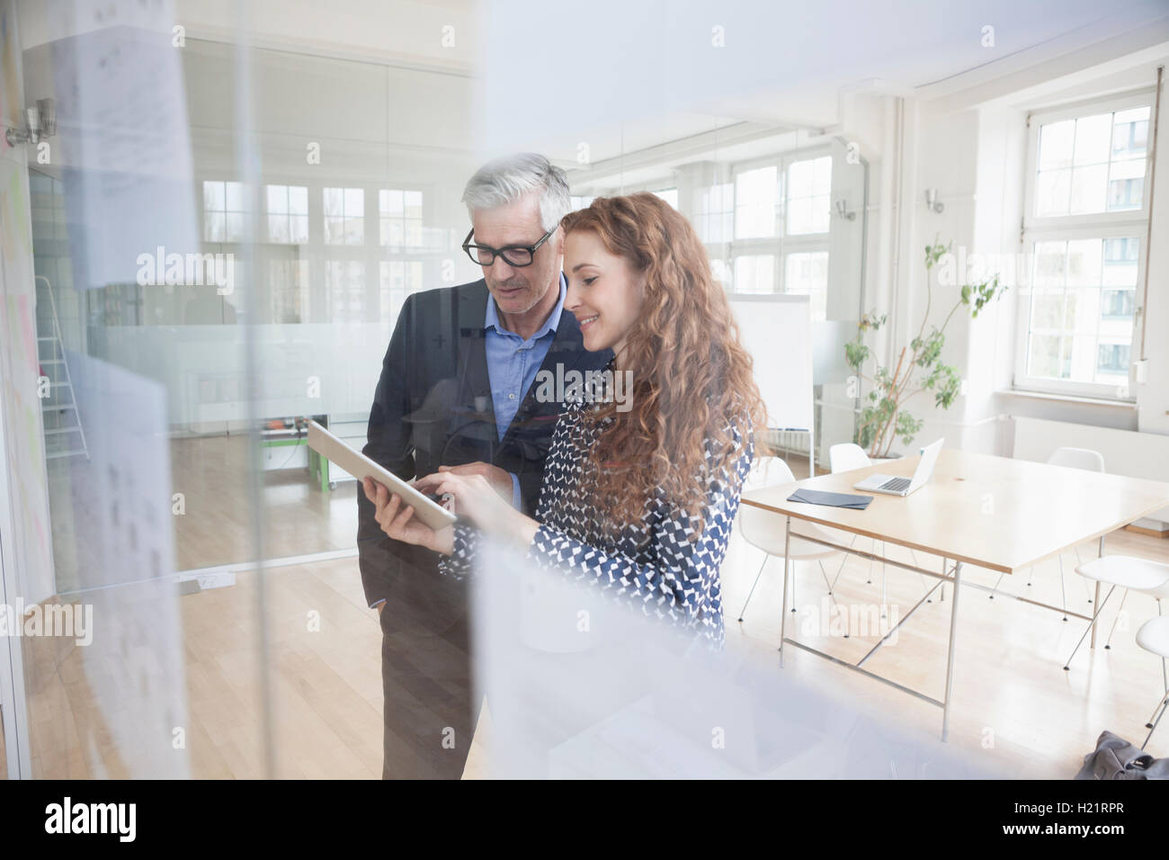 Geschäftsmann und Frau mit digital-Tablette in office Stockfoto