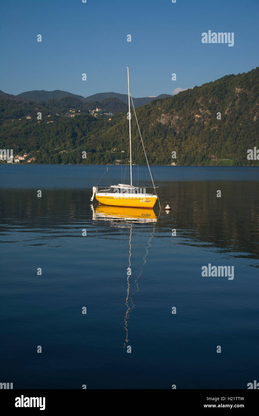 Europa, Italien, Novara, Lago d ' Orta, Pettenasco, kleines Boot auf See bei Sonnenaufgang Stockfoto