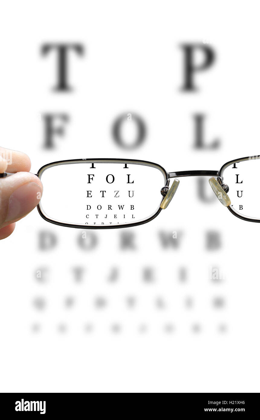 aus Fokus Sehtest und eine Hand, die Brille korrigieren die vertikale vision Stockfoto