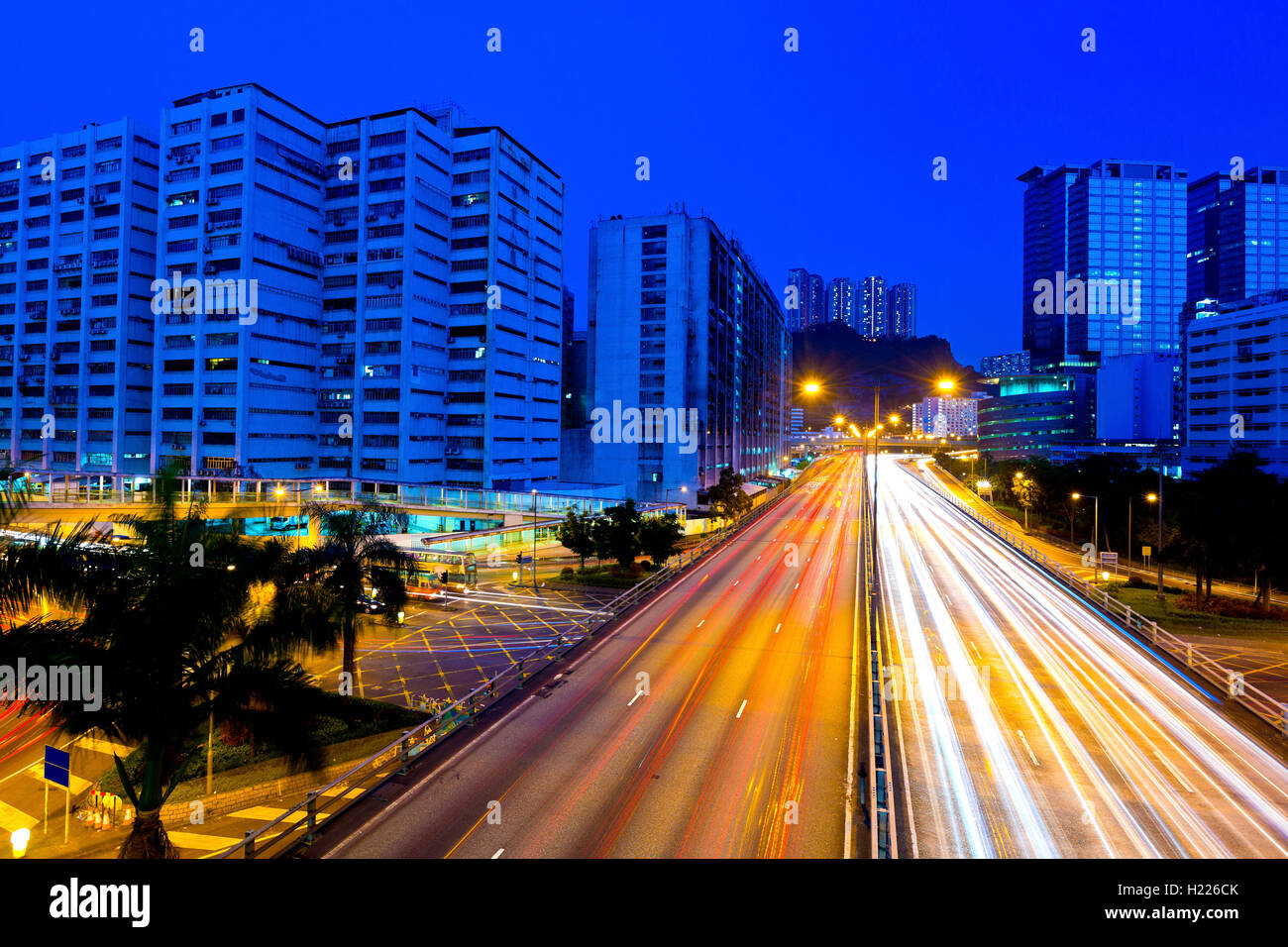 Verkehr in der Stadt bei Nacht Stockfoto