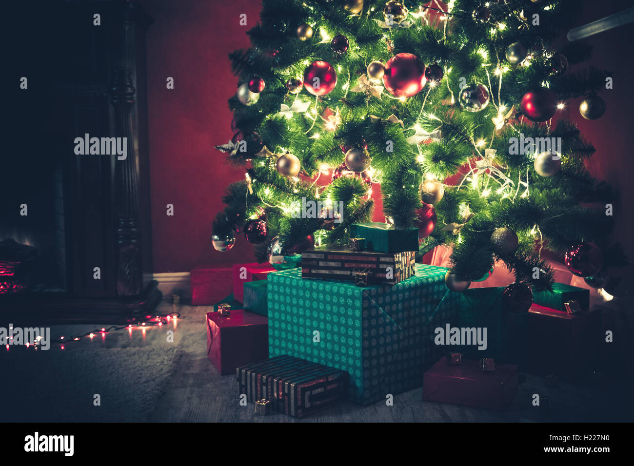 Defokussierten Hintergrund Wohnzimmer mit Weihnachtsbaum und Kamin Stockfoto