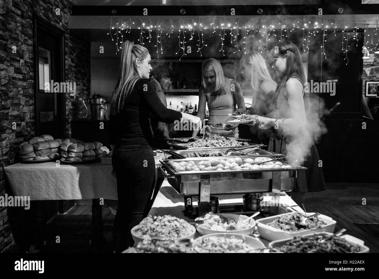 Feier mit Speisen und Getränken Stockfoto