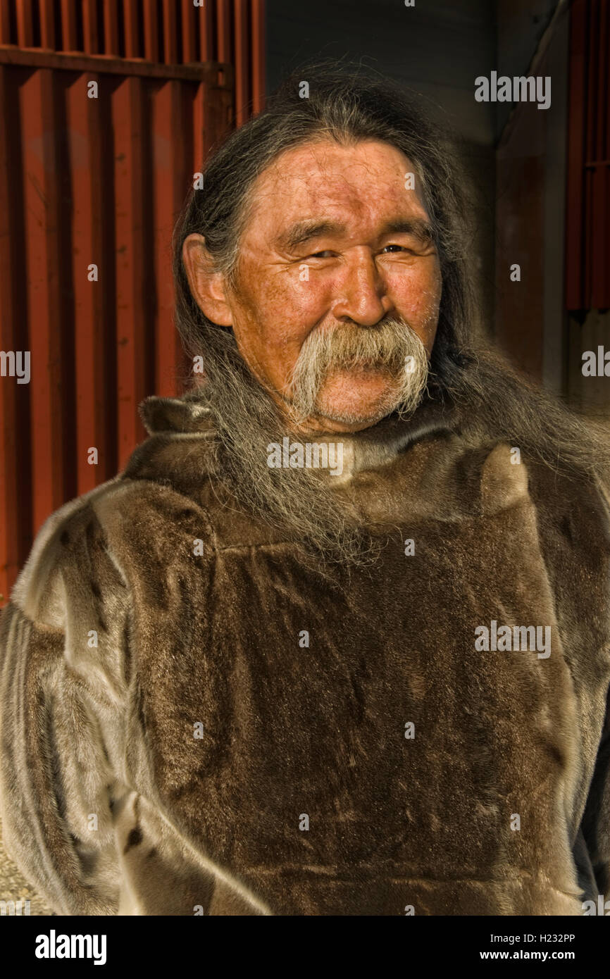 Europa, Grönland, Kujalleq Gemeinde, Nanortalik (Ort der Eisbären), Inuit Mann in traditioneller Kleidung Stockfoto