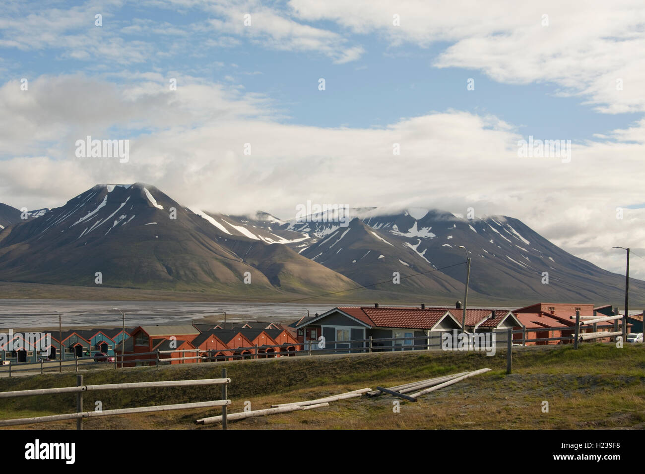 Europa, Norwegen, Svalbard (Spitzbergen), Longyearbyen, typische Gehäuse mit Klippen des Fjords hinten Stockfoto