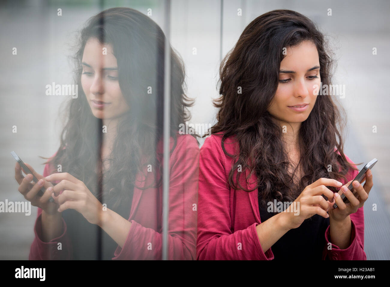Frau mit einem Iphone. Stockfoto
