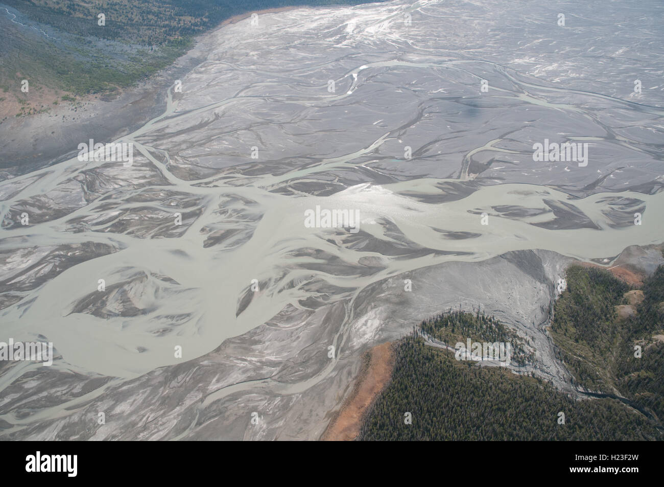 Eine Luftaufnahme des Slims River Watershed und seiner Ufer von Gletscherschlick im Kluane National Park, Yukon Territory, Kanada. Stockfoto