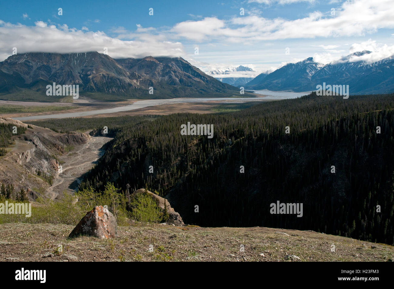 Ein Blick auf das neblige St. Elias Mountains und die Slims Flusstal im Kluane National Park, Yukon Territorium, Kanada. Stockfoto