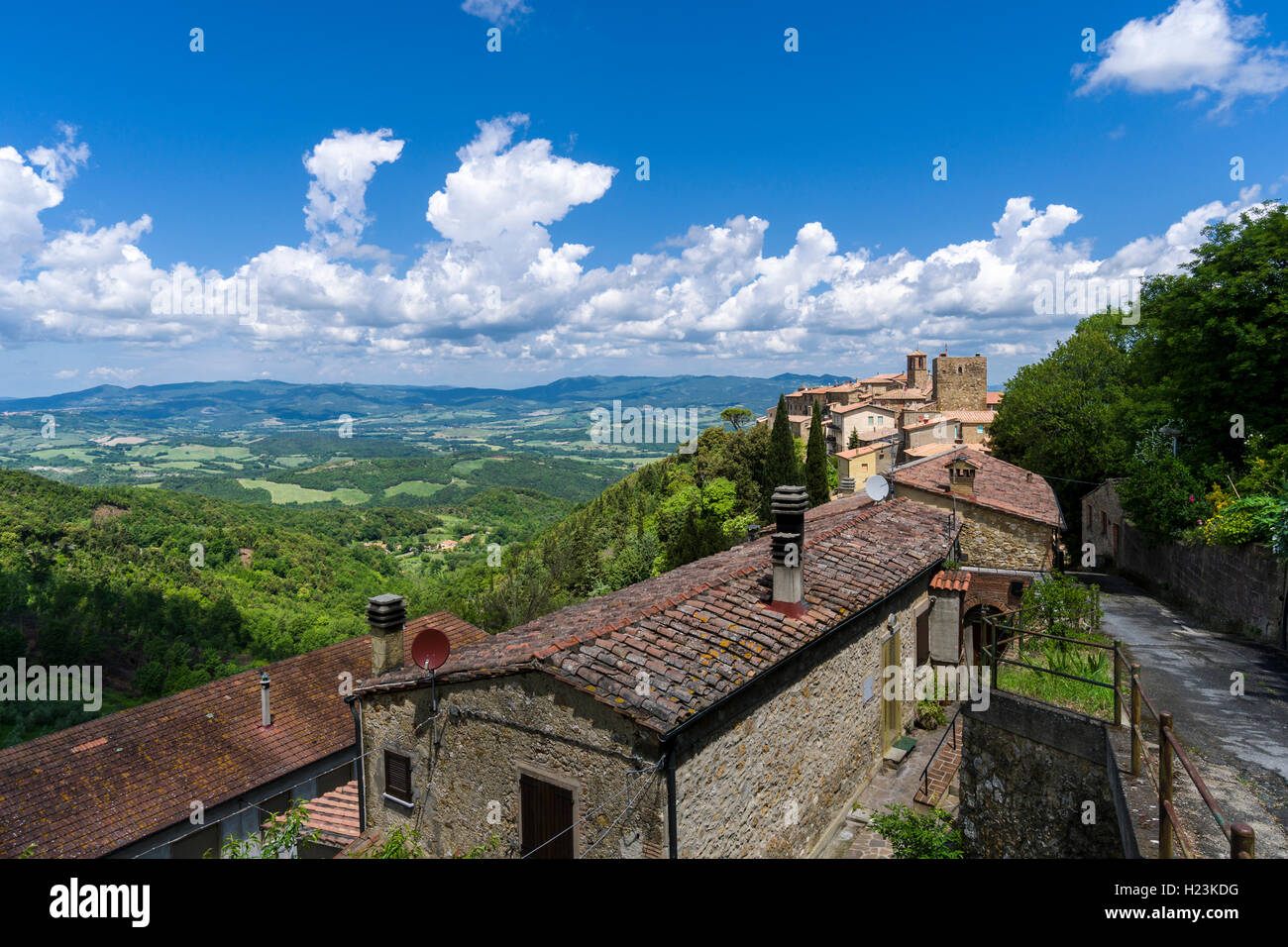 Blick über die Häuser in Richtung Tal, Sassa, Toskana, Italien Stockfoto