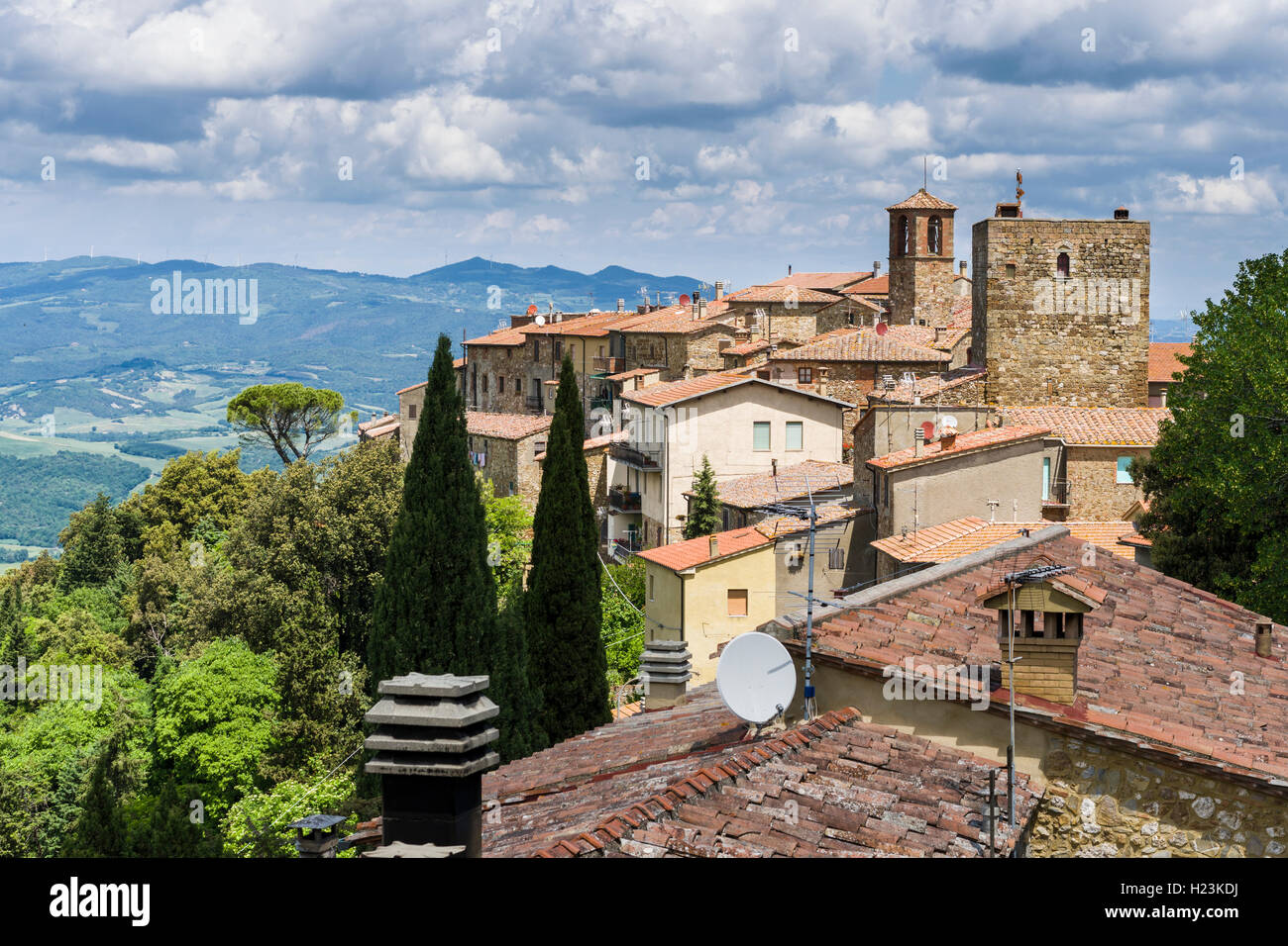 Blick über die Häuser in Richtung Tal, Sassa, Toskana, Italien Stockfoto