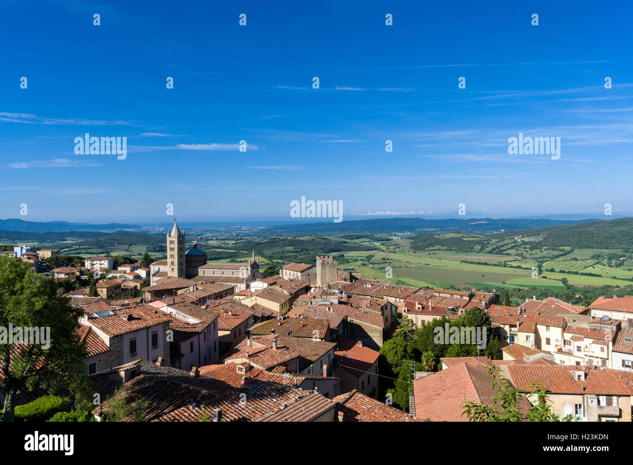 Blick über die Häuser in Richtung Tal, Massa Marittima, Toskana, Italien Stockfoto