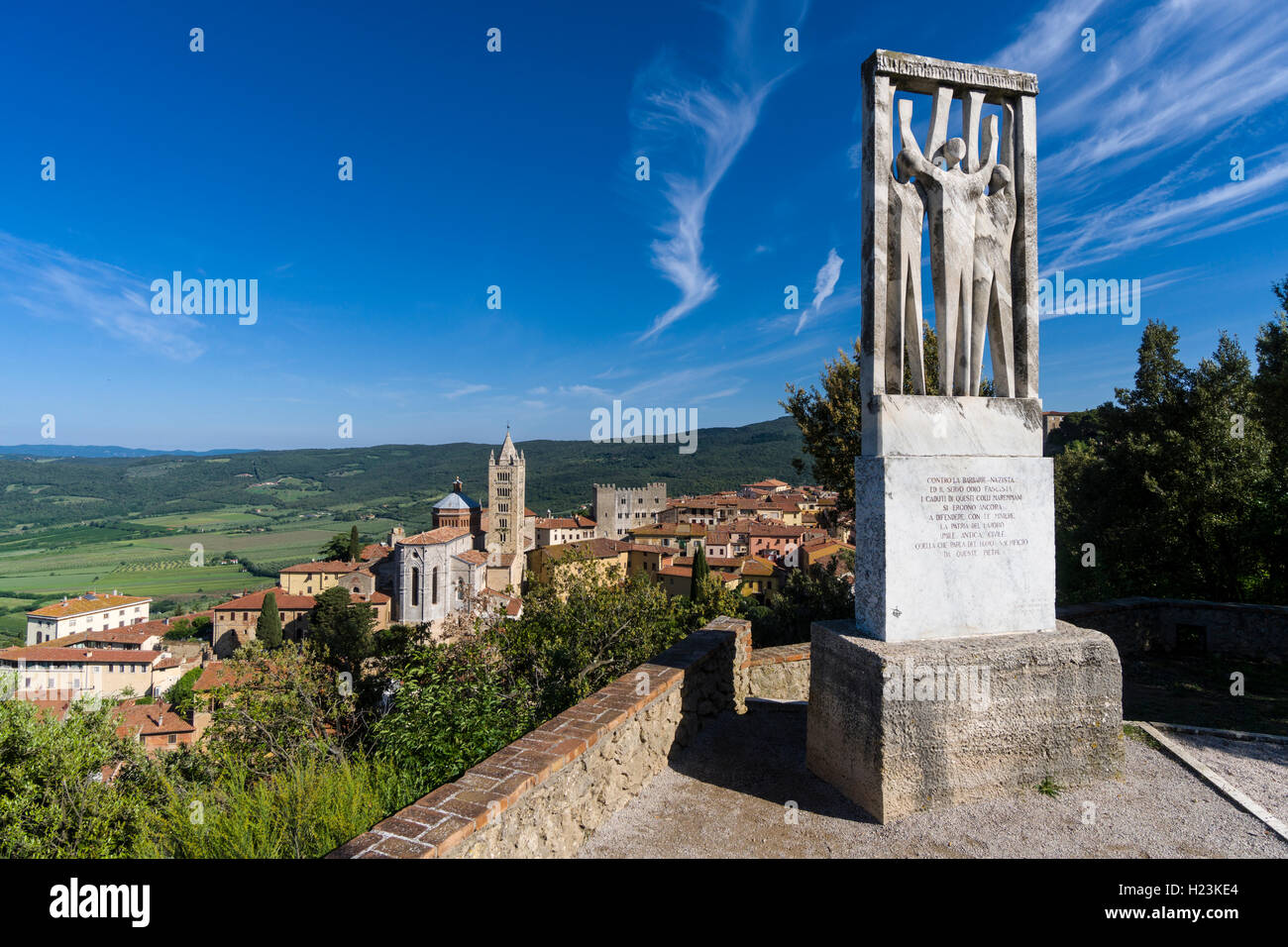 Mahnmal gegen Faschismus und Nazismus auf einem Hügel über der Stadt, Massa Marittima, Toskana, Italien Stockfoto