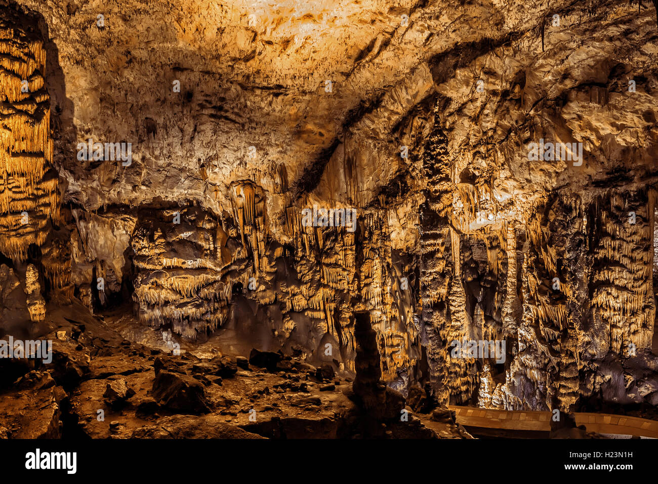 Baradle Höhle in Aggtelek Nationalpark in Hungury. Stalaktiten und Stalagmiten in einer Höhle, Spiegelbild im Wasser Stockfoto