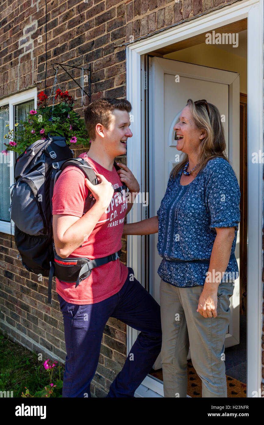 Ein junger Mann verabschiedet sich von seiner Mutter, zu reisen, Sussex, UK Stockfoto