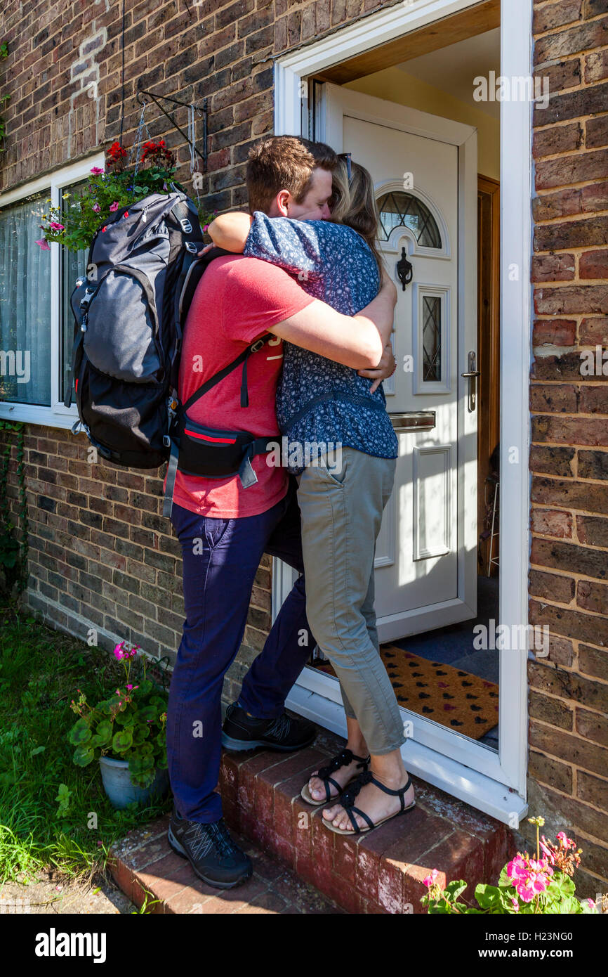 Ein junger Mann verabschiedet sich von seiner Mutter, zu reisen, Sussex, UK Stockfoto