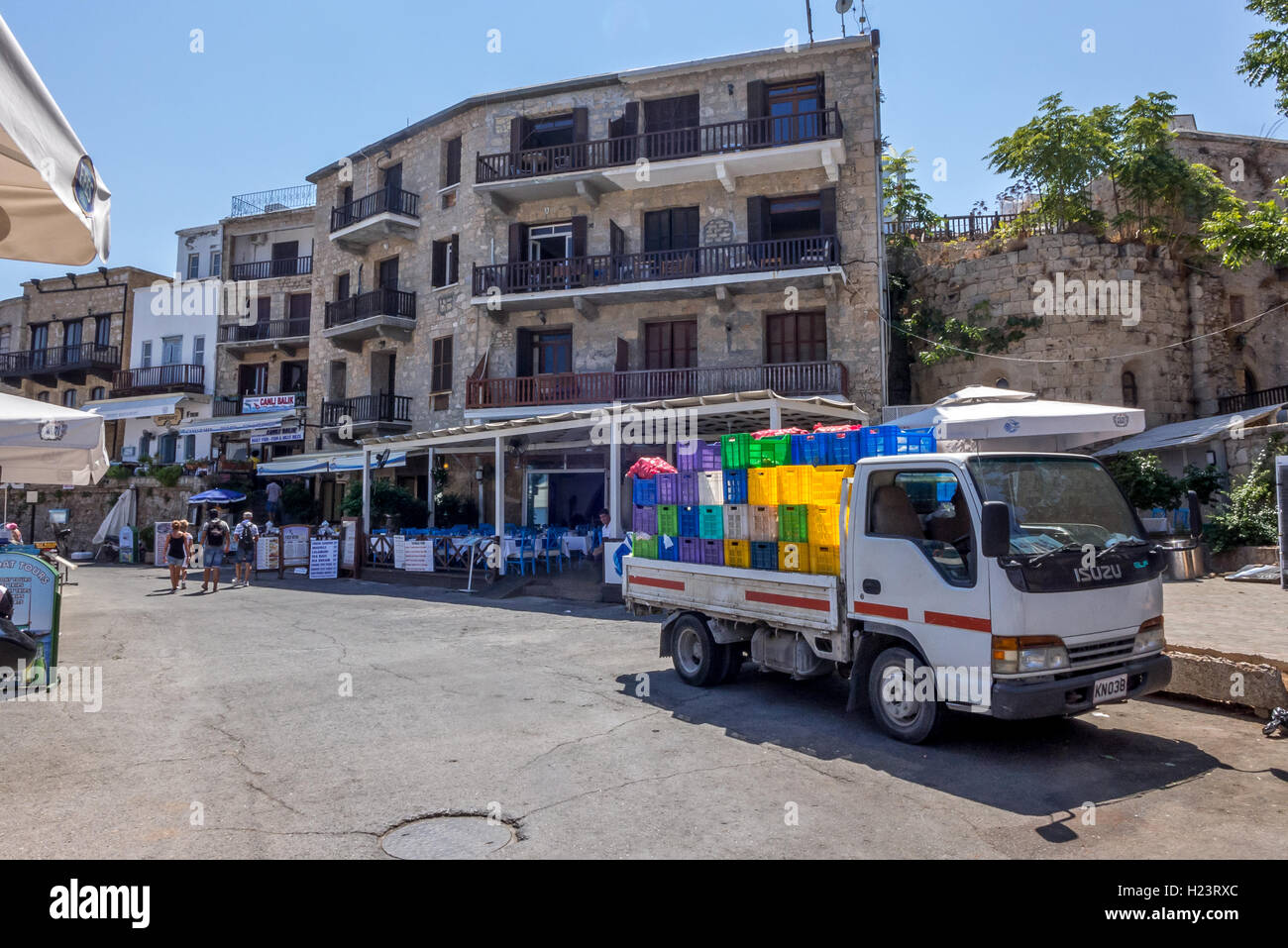 Kisten gestapelt auf einem Lieferwagen machend seine Runden Stockfoto
