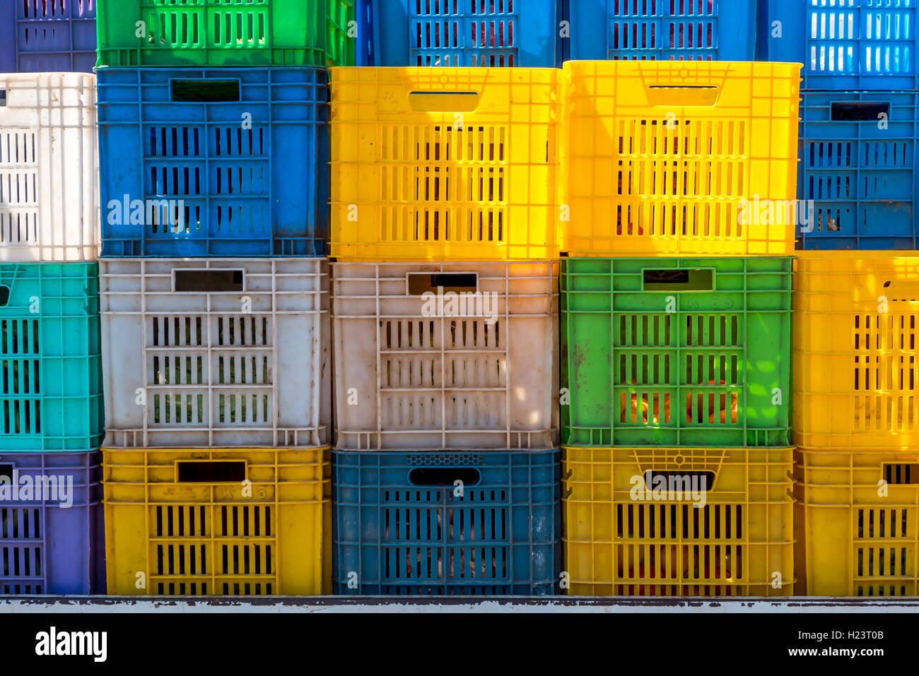 Kisten gestapelt auf einem Lieferwagen machend seine Runden Stockfoto