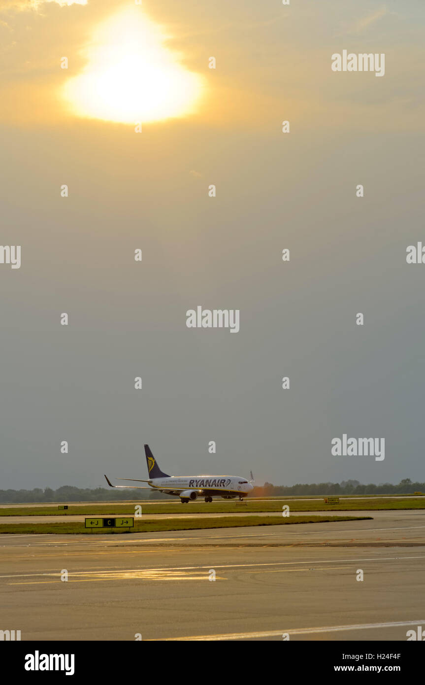 RYAN AIR FLUGZEUG AUF DER LANDEBAHN AM FLUGHAFEN STANSTED Stockfoto