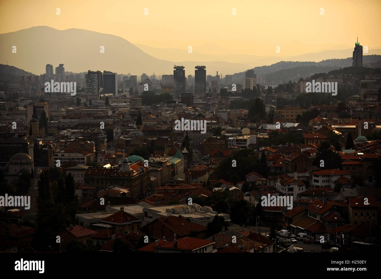 Sarajevo Stadt-Panorama-Aufnahme von einem Hügel bei Sonnenuntergang Stockfoto