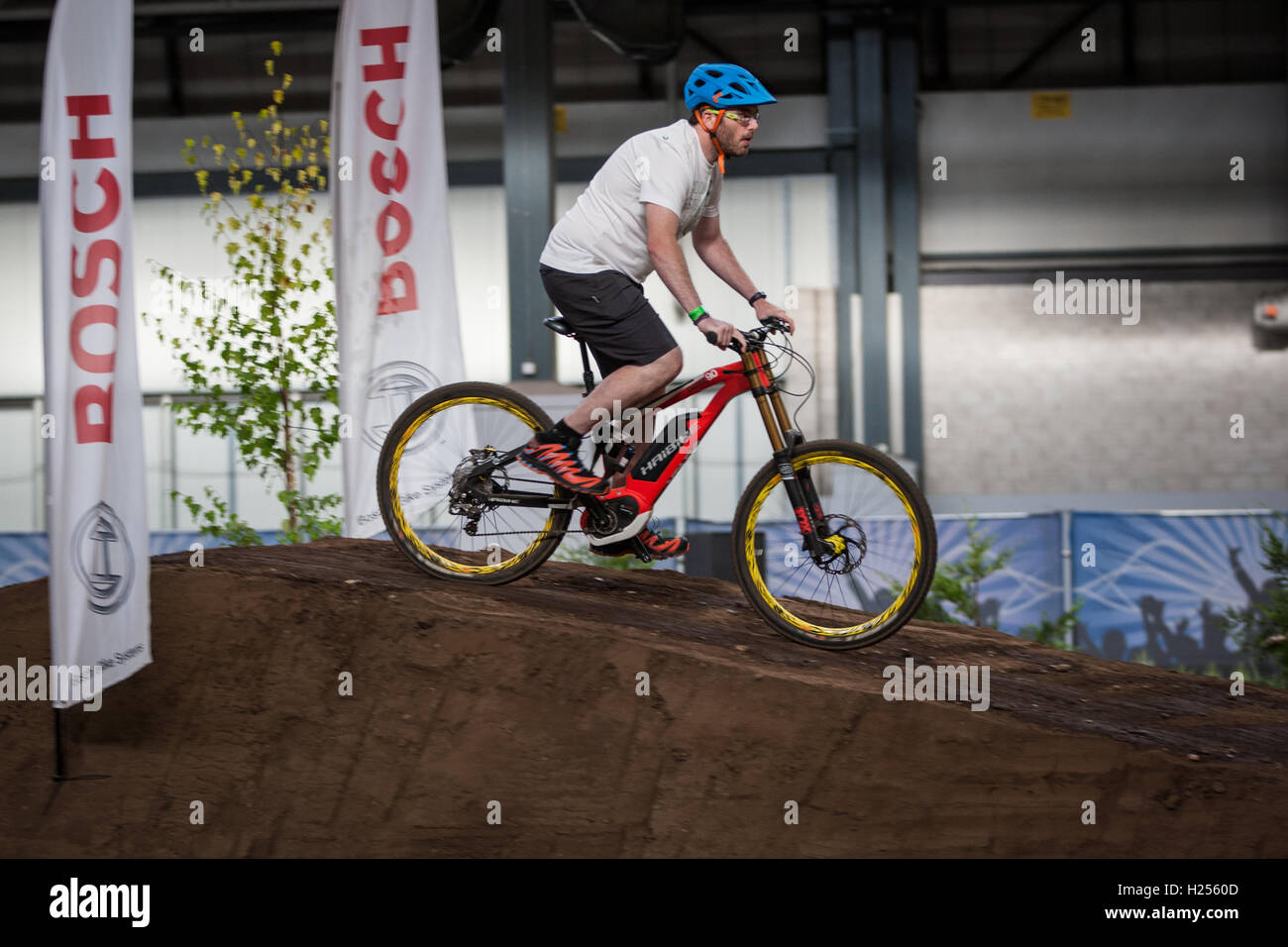 Birmingham, UK 24. Sep, 2016 Birmingham, UK 24. Sep, 2016-Leute, die gehen auf den Bosch EMTB Test verfolgen Credit: Steven Reh/Alamy Live News Stockfoto