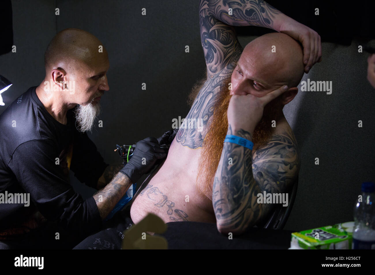 12. internationale London Tattoo Convention 2016, Tabak Docks, Wapping. London, E2, UK. Stockfoto