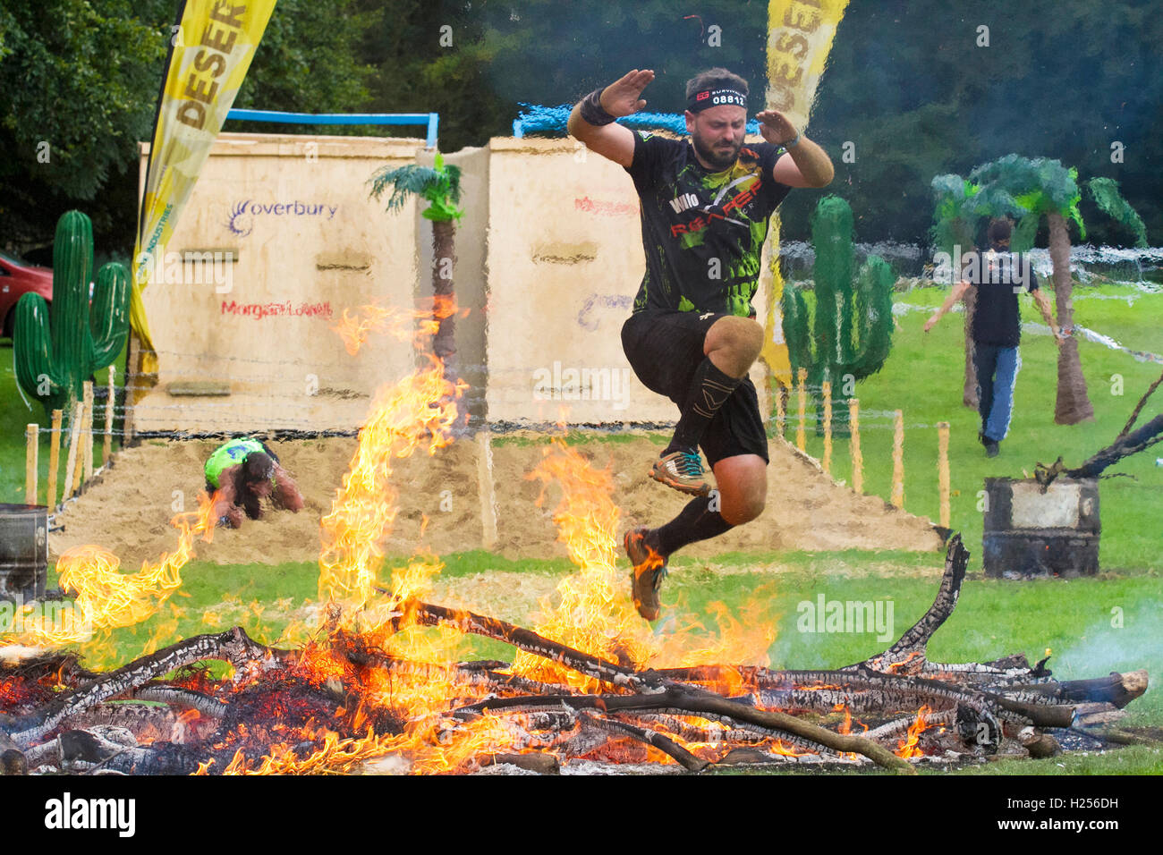 Bear Grylls Survival Rennen, Tatton Park, Knutsford, UK.  24. September 2016. Wettbewerber beteiligte sich an der BG-Outdoor-Festival für die aufregendsten Großbritanniens und aktionsreichen Tag Cheshires inmitten atemberaubender Tatton Park, mit über 2.000 Hektar großen Wildpark, Meres und Wald. Vollgepackt mit Aktivitäten, Herausforderungen, fantastische Preise, live Musik, Gourmet-Essen Pop-ups & lizenzierten Bars. Es war etwas für die ganze Familie mit Bungee-Sprung, Segway Track, Parajet fliegenden zeigt, Feuer, Beleuchtung, Luftgewehrschießen & mehr. Bildnachweis: Cernan Elias/Alamy Live-Nachrichten Stockfoto