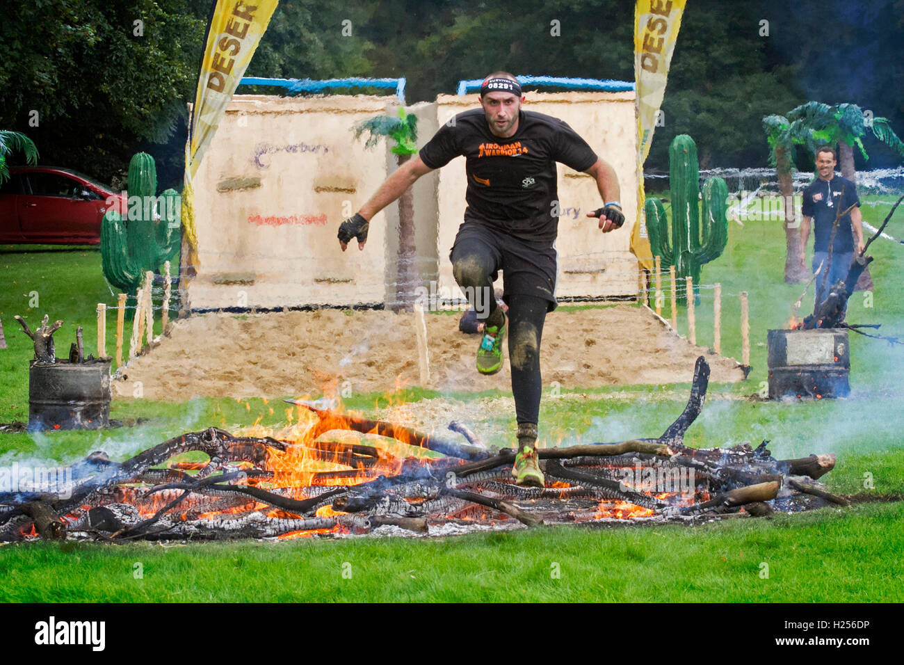 Bear Grylls Survival Rennen, Tatton Park, Knutsford, UK.  24. September 2016. Wettbewerber beteiligte sich an der BG-Outdoor-Festival für die aufregendsten Großbritanniens und aktionsreichen Tag Cheshires inmitten atemberaubender Tatton Park, mit über 2.000 Hektar großen Wildpark, Meres und Wald. Vollgepackt mit Aktivitäten, Herausforderungen, fantastische Preise, live Musik, Gourmet-Essen Pop-ups & lizenzierten Bars. Es war etwas für die ganze Familie mit Bungee-Sprung, Segway Track, Parajet fliegenden zeigt, Feuer, Beleuchtung, Luftgewehrschießen & mehr. Bildnachweis: Cernan Elias/Alamy Live-Nachrichten Stockfoto Bear Grylls Survival Rennen, Tatton Park, Knutsford, UK.  24. September 2016. Wettbewerber beteiligte sich an der BG-Outdoor-Festival für die aufregendsten Großbritanniens und aktionsreichen Tag Cheshires inmitten atemberaubender Tatton Park, mit über 2.000 Hektar großen Wildpark, Meres und Wald. Vollgepackt mit Aktivitäten, Herausforderungen, fantastische Preise, live Musik, Gourmet-Essen Pop-ups & lizenzierten Bars. Es war etwas für die ganze Familie mit Bungee-Sprung, Segway Track, Parajet fliegenden zeigt, Feuer, Beleuchtung, Luftgewehrschießen & mehr. Bildnachweis: Cernan Elias/Alamy Live-Nachrichten Stockfoto