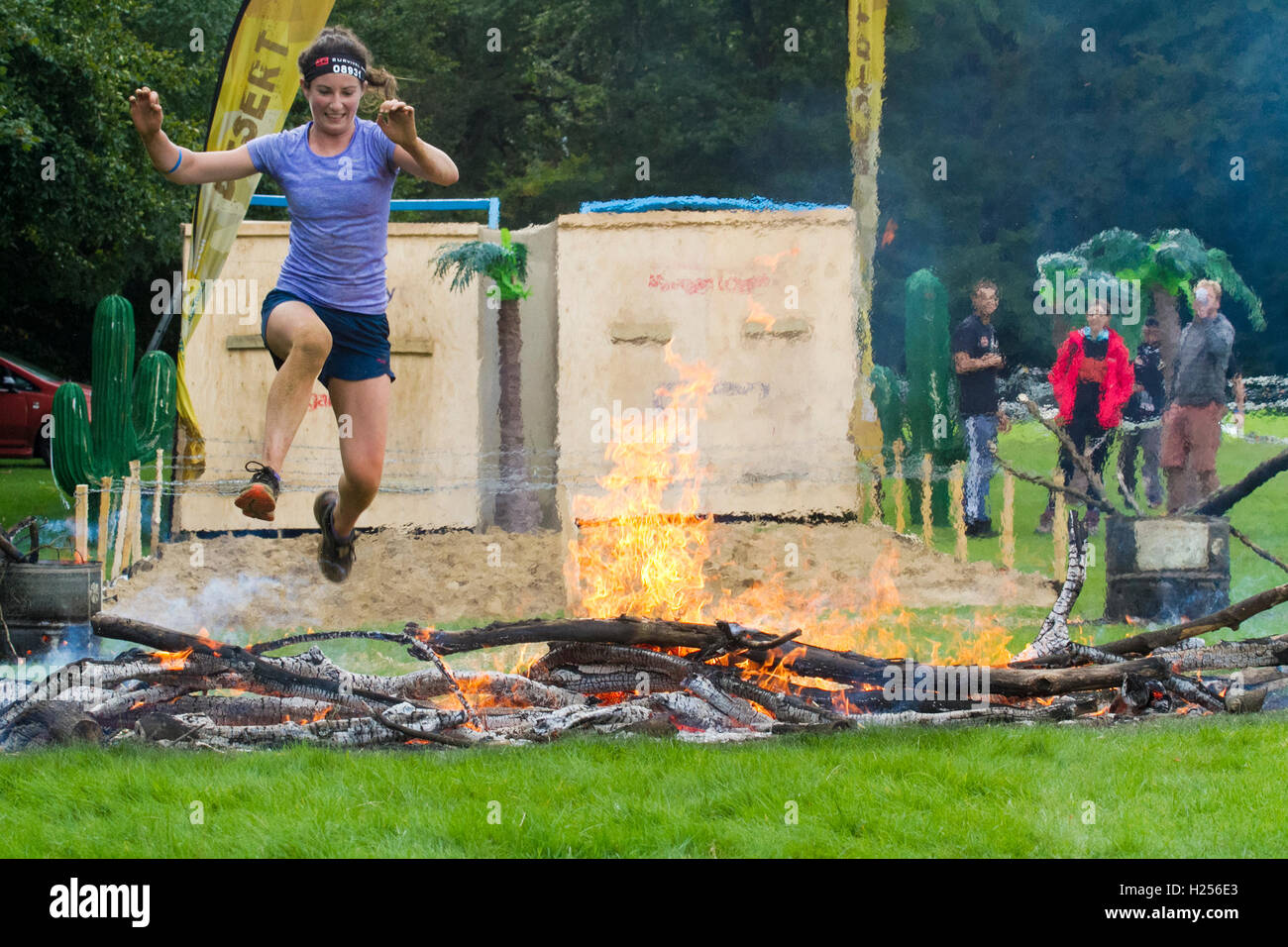 Bear Grylls Survival Rennen, Tatton Park, Knutsford, UK.  24. September 2016. Wettbewerber beteiligte sich an der BG-Outdoor-Festival für die aufregendsten Großbritanniens und aktionsreichen Tag Cheshires inmitten atemberaubender Tatton Park, mit über 2.000 Hektar großen Wildpark, Meres und Wald. Vollgepackt mit Aktivitäten, Herausforderungen, fantastische Preise, live Musik, Gourmet-Essen Pop-ups & lizenzierten Bars. Es war etwas für die ganze Familie mit Bungee-Sprung, Segway Track, Parajet fliegenden zeigt, Feuer, Beleuchtung, Luftgewehrschießen & mehr. Bildnachweis: Cernan Elias/Alamy Live-Nachrichten Stockfoto