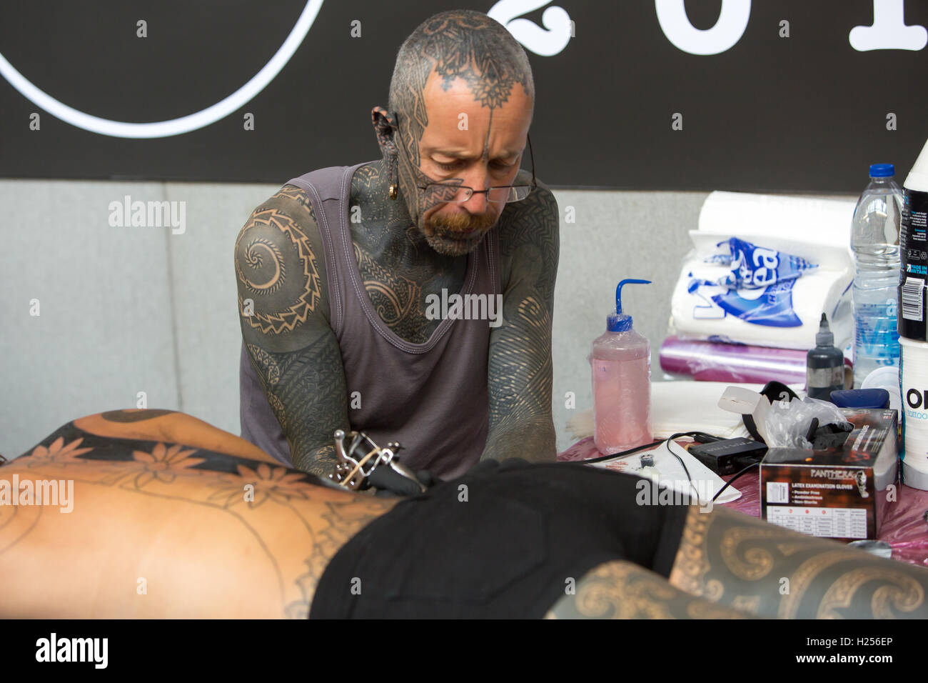 12. internationale London Tattoo Convention 2016, Tabak Docks, Wapping. London, E2, UK. Stockfoto