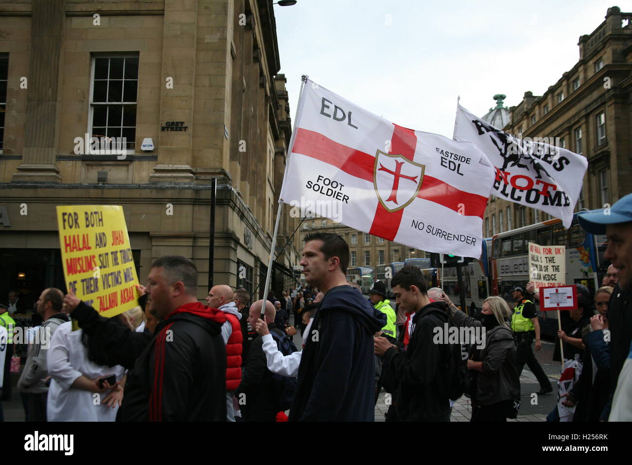 Newcastle Upon Tyne, UK Septermber 24., 2016. EDL und pro Einwanderung/anti-Rassismus-Aktivisten gleichzeitig im Stadtzentrum von Newcastle zu halten. David Whinham/Alamy Live-Nachrichten Stockfoto