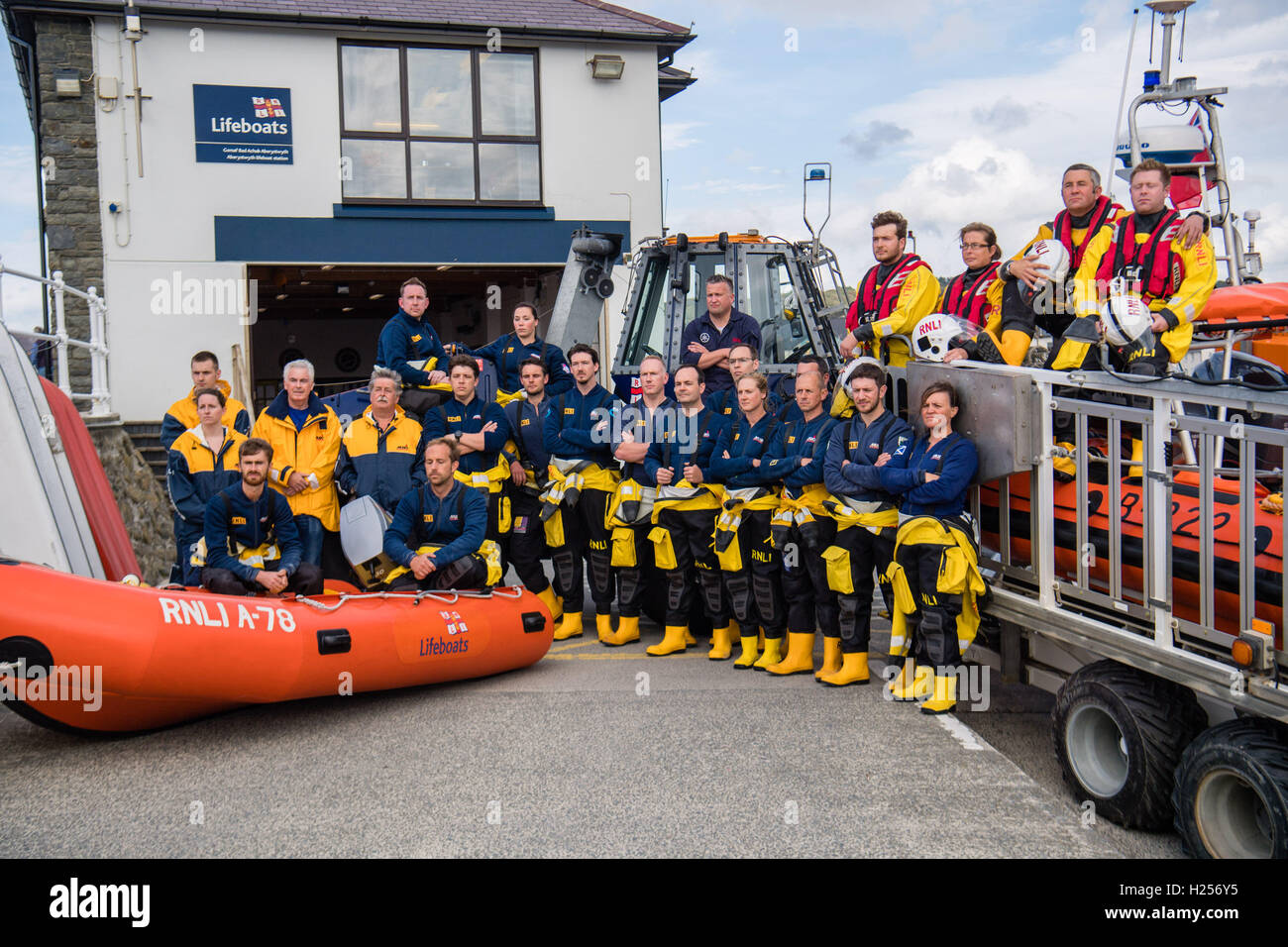 Aberystwtyth, Wales, UK. 24. Sep, 2016. Fotograf JACK LOWE, Enkel des "Papas Armee" Schauspieler Arthur Lowe, Haltestelle Aberystwyth RNLI fotografieren die Besatzung und die Boote als Teil seines massiven 5-Jahres-Projekt dokumentieren alle 237 RNLI-Rettungsboot-Stationen in Großbritannien, mit einem antiken Plattenkamera und den "nassen Kollodium" Prozess auf 12 "x 10" Glasnegativen. Jede Negative muss von hand hergestellt werden, kurz bevor das Foto gemacht, und er hat dann ca. 12 Minuten die Belichtung zu entwickeln, das Bild, das er in einem alten Krankenwagen tut, was er in eine mobile Dunkelkammer umgewandelt wird. © Keith Morris/Alam Stockfoto