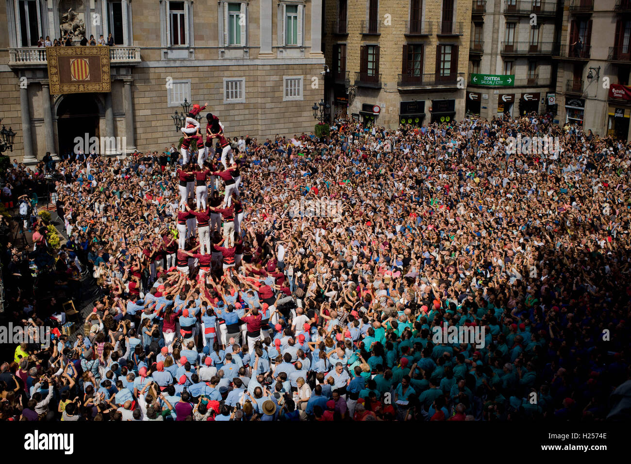 Barcelona, Katalonien, Spanien. 24. Sep, 2016. Ein menschliche Turm (Castell auf Katalanisch) ist in Barcelona gebaut. Für die Merce Festival (Festes De La Merce) traditionelle Jornada Castellera (menschliche Türme Tag) in der Rathaus-Platz in Barcelona stattgefunden hat. Bildnachweis: Jordi Boixareu/ZUMA Draht/Alamy Live-Nachrichten Stockfoto