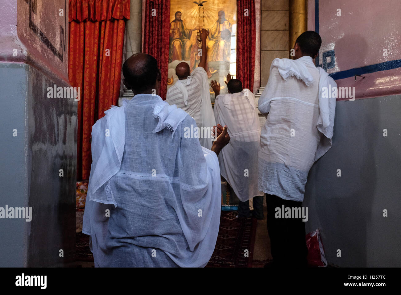 Jerusalem, Israel. 24. Sep, 2016. Christlichen Afrikanern, vor allem aus Äthiopien und Eritrea, konvergieren für das Gebet am Samstag, in der ummauerten in Verbindung, äthiopische Kirche in Etappen zwischen 1874 und 1901 erbaut. Bildnachweis: Nir Alon/Alamy Live-Nachrichten Stockfoto