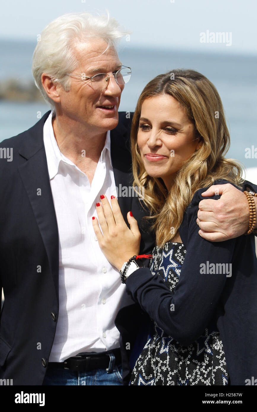 SAN SEBASTIAN, Spanien – 24 SEPTEMBER: Richard Gere und seine Freundin Alejandra Silva besuchen die Invisibles Fototermin während der 64. Filmfestspiele von San Sebastian am Zurriola Strand in San Sebastian, Spanien. 24. September 2016. Bildnachweis: Jimmy Olsen/MediaPunch *** keine Spanien *** Stockfoto